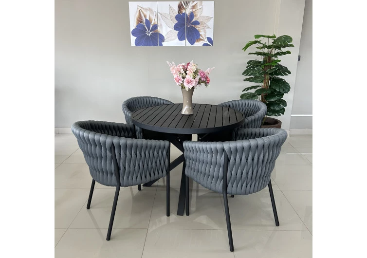 Mesa com 1,0m de diâmetro com Pé em X com Quatro Poltronas Jurere - Conjunto Jurerê