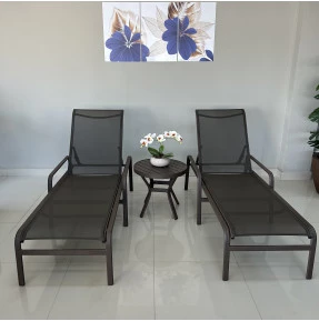 Duas Espreguiçadeiras Maresias com Mesa de Apoio Redonda