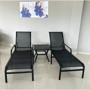 Duas Espreguiçadeiras Maresias com Mesa de Apoio Quadrada