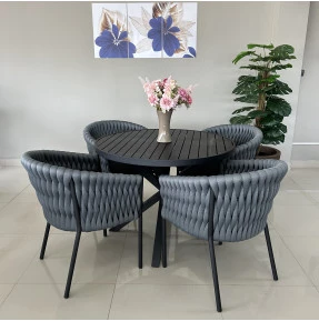 Mesa com 1,0m de diâmetro com Pé em X com Quatro Poltronas Jurere - Conjunto Jurerê